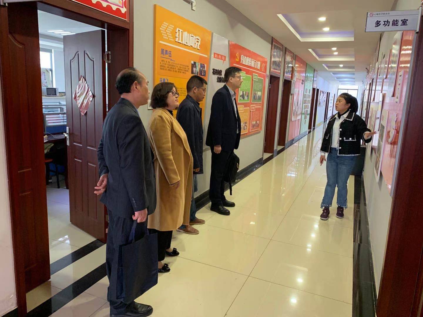 一群人站在地铁上描述已自动生成