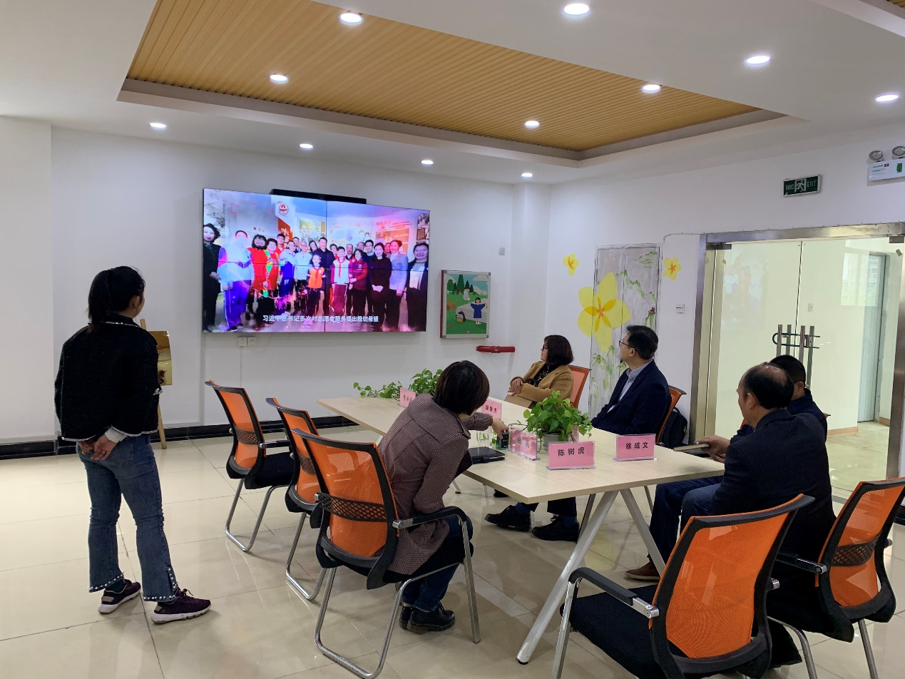 人们在看台上的人在房间里中度可信度描述已自动生成